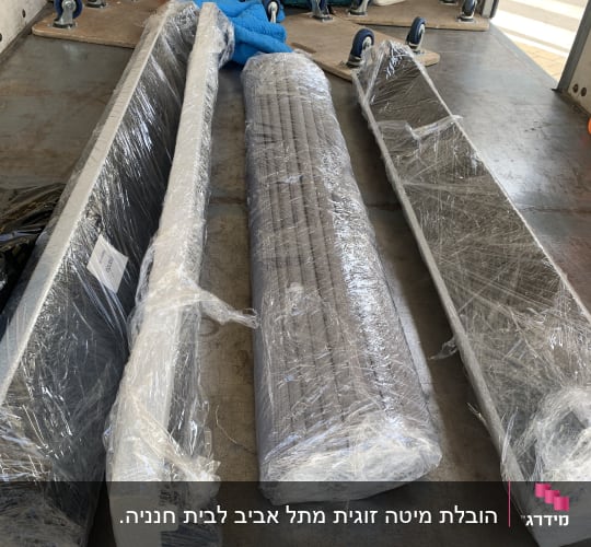 חפצים עטופים בניילון על רצפת משאית